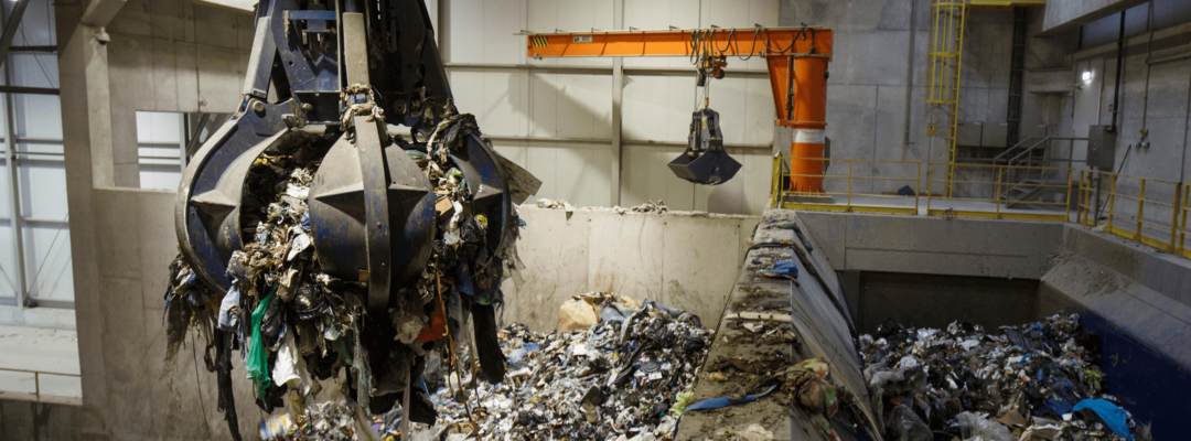 Claw picking up waste in a recycling plant